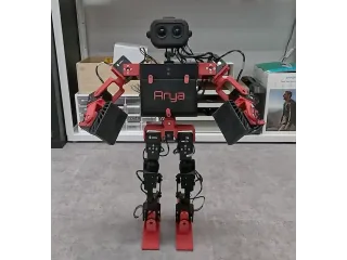 ToddlerBot de cuerpo entero, en un fotograma del vídeo oficial del proyecto.