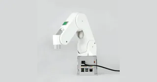 Imagen oficial del myPalletizer 260 Pi blanco, con su estructura articulada y el cable conectado a la base.