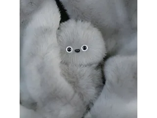 Mirumi gris con brazos largos en una imagen oficial de Yukai Engineering.