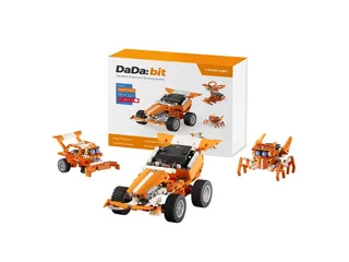 Imagen oficial del kit DaDa:bit V2 con ejemplos de montajes y caja.