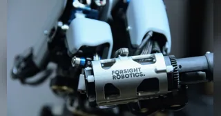 Detalle de los instrumentos y brazos de la plataforma quirúrgica ORYOM de ForSight Robotics, posteriormente denominada JASPER.