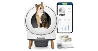 ScoopFree SmartSpin de PetSafe con un gato, aplicación y consumibles.