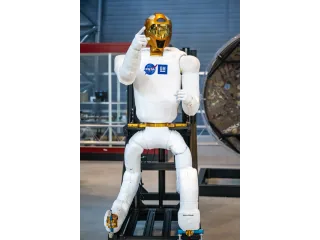 Robonaut 2 completo en un soporte de exposición, con cabeza, torso, ambos brazos y sus dos miembros de movilidad visibles.