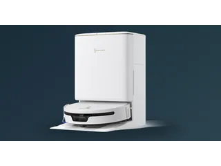 Render oficial del DEEBOT T90S Pro Omni blanco saliendo de su estación de limpieza.