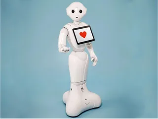 Pepper de cuerpo completo sobre fondo azul, con un corazón rojo en la tableta del pecho y una mano extendida.