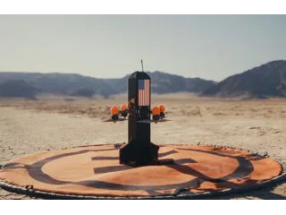 Prototipo del interceptor Bandit de Neros en posición vertical sobre una plataforma de pruebas en el desierto.