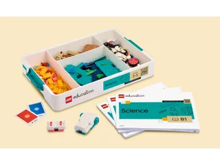 Caja abierta del kit LEGO Education Science 45621 con piezas, motor y mando
