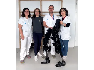 Exoesqueleto ABLE completo, desde el apoyo del tronco hasta ambos pies, junto al equipo del Hospital Universitari de Bellvitge.