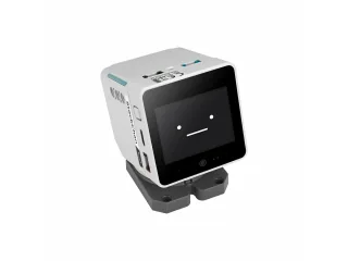 StackChan de M5Stack con pantalla facial sobre su base de movimiento.