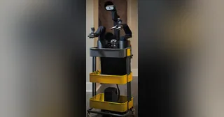 XLeRobot físico con dos brazos SO101, cámara y carrito móvil