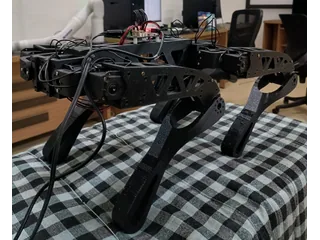 Fotografía publicada por L Square Labs de Rumi completo, con cuatro patas negras articuladas y electrónica conectada sobre el cuerpo.