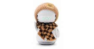 Imagen oficial de OUROBOT completo, con cara luminosa, gorro de punto y bufanda, publicada por Oubot.