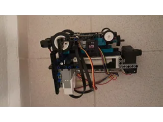 Fotografía del Team Çakatech de su coche robot completo, construido con piezas LEGO y electrónica visible.