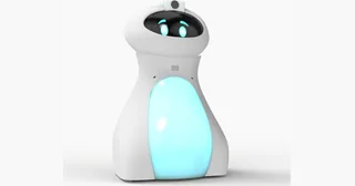 Oti-Bot blanco con rostro oscuro, ojos luminosos, cámara en la cabeza y vientre iluminado en azul