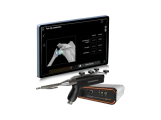 Imagen de producto de CORI XT con el instrumento robótico de mano y una pantalla que muestra la planificación de una intervención de hombro.