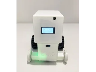 Fotografía del equipo Jarvis de su robot completo, con carcasa blanca, cara en pantalla, dos ruedas negras y ruedas auxiliares claras.