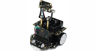 Fotografía oficial del Maqueen Plus V3 con portapilas AA, placa micro:bit instalada y sensor de distancia sobre un soporte metálico.