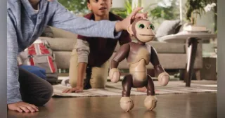 Zoomer Chimp de pie en un anuncio oficial de Spin Master.
