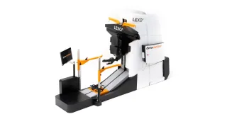 LEXO completo, con soporte del tronco, pasamanos, plataformas para los pies y base en la imagen oficial de Tyromotion.
