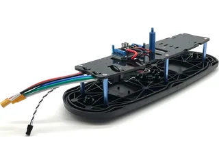 BlueBoat equipado con instrumentación en una fotografía oficial de Blue Robotics.