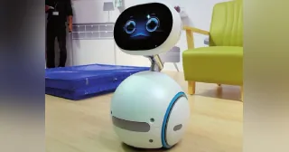 Zenbo de ASUS de cuerpo entero, con pantalla sobre cuello y base redonda con ruedas.