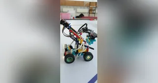 Fotografía de Controlled C.H.A.O.S. de su coche robot completo, construido con piezas SPIKE Prime y un soporte inclinado de percepción.