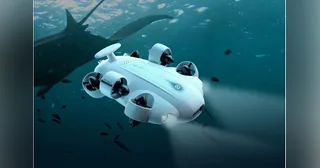 Render oficial del FIFISH V-EVO blanco completo bajo el agua, con los propulsores y la cámara visibles.