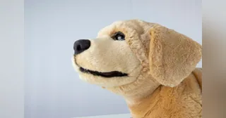 Cachorro robótico Jennie de Tombot con pelaje claro y orejas caídas