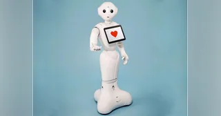 Pepper de cuerpo completo sobre fondo azul, con un corazón rojo en la tableta del pecho y una mano extendida.
