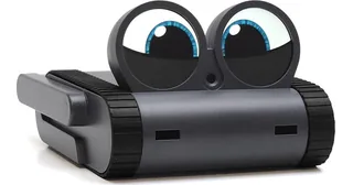 Doly con sus ojos y orugas en una imagen oficial de producto.