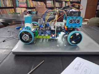 Fotografía publicada por Equipo Aurum TriMech de Aurum TriMech prototipo educativo 2026, con el cuerpo completo, sus ruedas y los sensores visibles en el montaje físico.