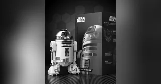 R2-D2 de Sphero fotografiado junto a su caja, con cabeza y tres apoyos visibles.