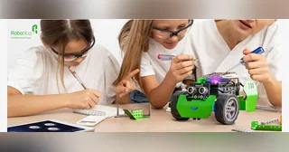 Fotografía oficial de una actividad educativa con el robot verde Q-Scout de Robobloq.