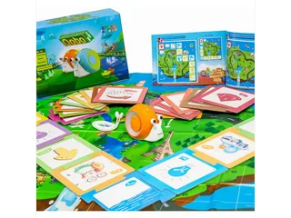 Caracol robótico Qobo naranja sobre el mapa con sus tarjetas de programación