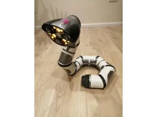 Roboboa de WowWee en el suelo con la cabeza levantada. Foto: Bumper12, CC BY-SA 4.0.