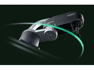 Imagen oficial del robot SCARA compacto Mecademic MCS500, con brazos negros y herramienta vertical, sobre fondo oscuro.