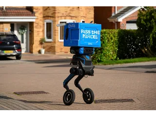 IRIS completo con una caja azul de Evri, dos patas articuladas y ruedas en una calle residencial de Barnsley.