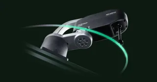 Imagen oficial del robot SCARA compacto Mecademic MCS500, con brazos negros y herramienta vertical, sobre fondo oscuro.