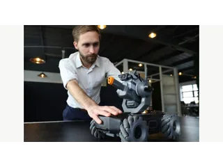 RoboMaster S1 de DJI ensamblado durante la prueba de Heliguy