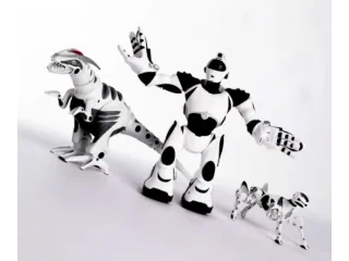 Robosapien V2 en el centro de una fotografía de producto de WowWee, entre Roboraptor y Robopet.