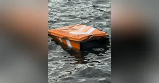 WasteShark Plus naranja navegando sobre el agua con la abertura de recogida frontal visible.