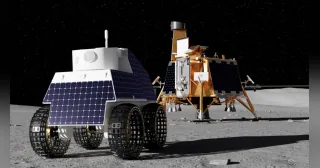 Render del rover de Honeybee Robotics para Lunar-VISE, con panel solar y ruedas sobre la superficie lunar, junto al módulo Blue Ghost.
