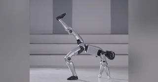 MagicBot Z1 físico apoyado sobre una mano durante una demostración del fabricante