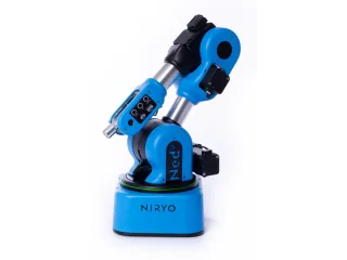 Ned2 de Niryo de cuerpo entero, plegado sobre su base azul.