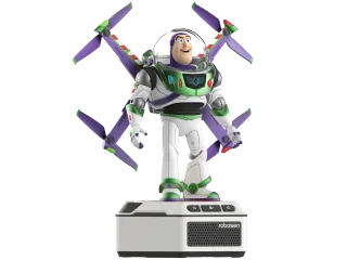 Render oficial de Mini Buzz Lightyear de Toy Story 5, con alas desplegadas y colocado sobre la base de Robosen.