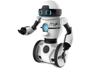 WowWee MiP blanco y negro de pie sobre su base de dos ruedas.