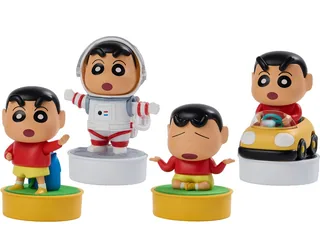 Fotografía oficial de cuatro variantes Mini Robot Shin chan sobre sus bases, con trajes y posturas diferentes.