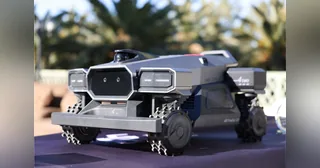 Imagen oficial de AIRSEEKERS Tron Ultra completo en un jardín.