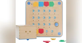 Render oficial de Cubetto+ con su robot de madera, tablero de 18 pasos y bloques