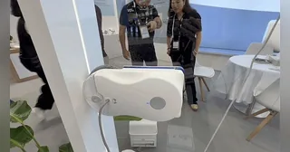 Fotograma del vídeo oficial de HUTT10S completo en una demostración sobre vidrio durante IFA 2026.